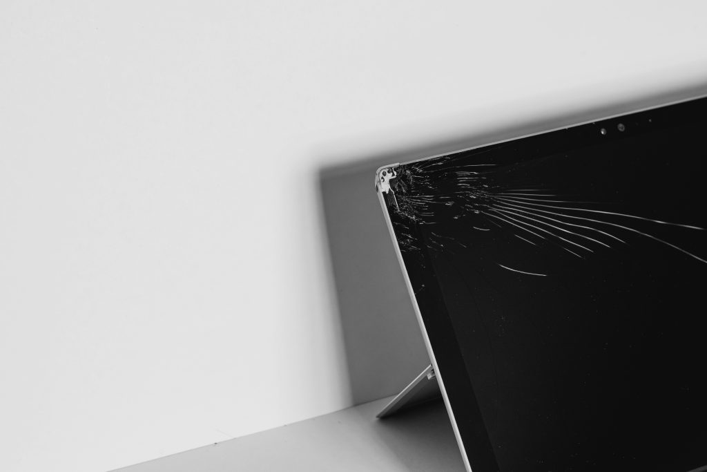 Laptop-Display tauschen – geöffnetes Notebook mit ausgebautem Bildschirm