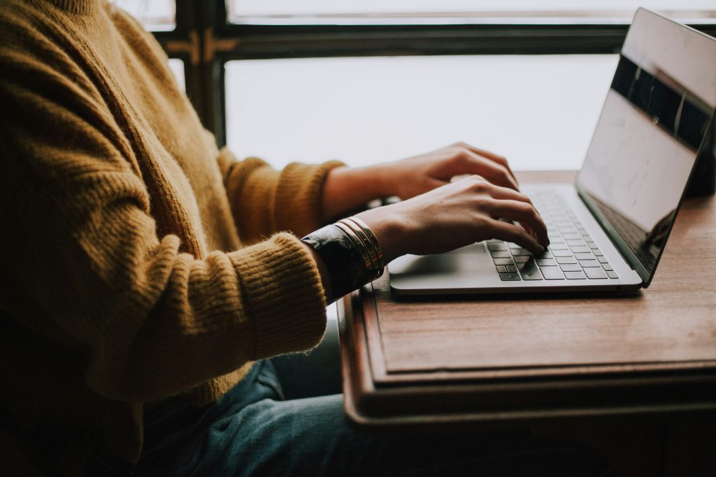 Laptop für Pflegekräfte – leichtes Notebook zum Lernen