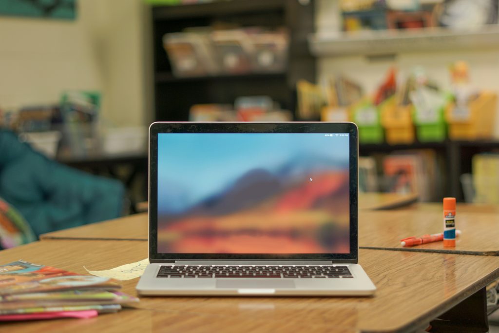 Laptop fürs Gymnasium – Schüler arbeitet mit Notebook und Stift